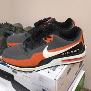 Like NEW Nike LTD size 12
